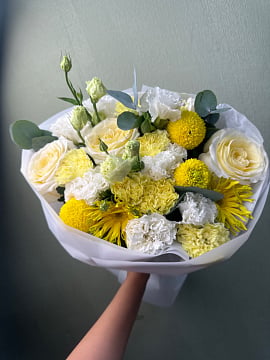 Солнечный микс с розами и хризантемами