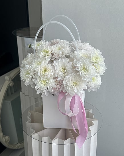 Белоснежные хризантемы с розовой лентой с доставкой по Астане