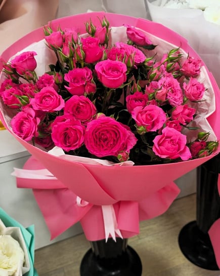 Яркий букет из кустовых роз с доставкой по Астане