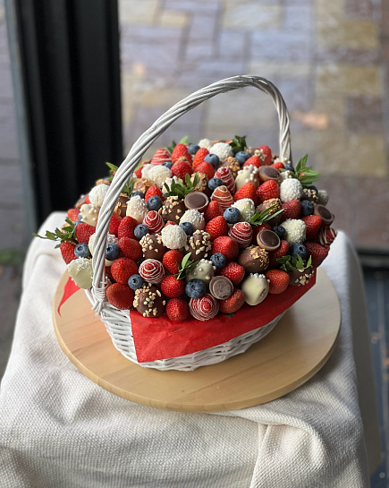 Strawberry basket with delivery to Almaty