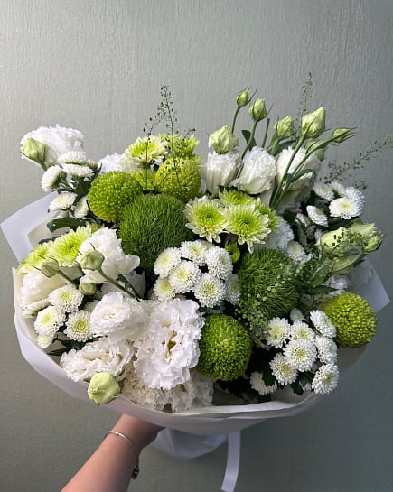 Бело-зеленая свежесть с хризантемами with delivery to Astana