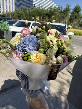 Большой круглый букет с синей гортензией
