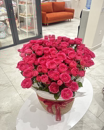 Пышный букет из кустовых роз с доставкой по Астане