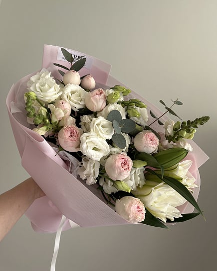 Элегантный дуэт пионовидных роз и эустомы с доставкой по Астане