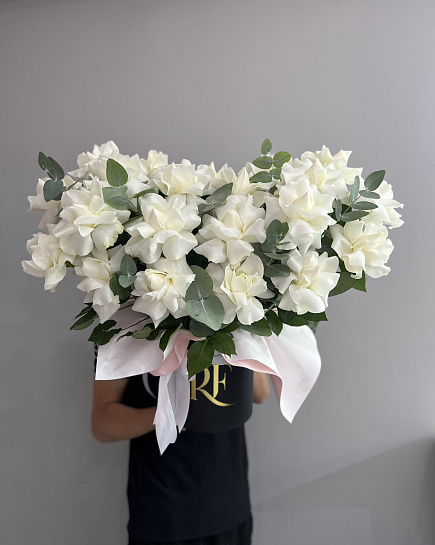 Белые розы с эвкалиптом в Premium Black коробке с доставкой по Шымкенте
