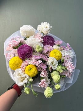Яркий микс из хризантем и эустомы