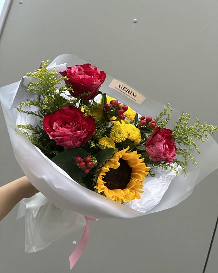 Круглый букет с розами и подсолнухом с доставкой по Астане