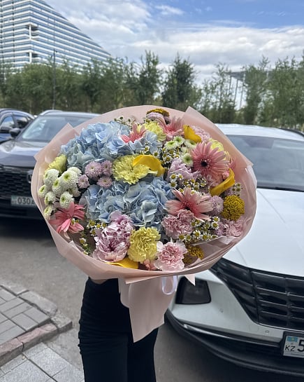 Большой круглый сине-розовый букет цветов с доставкой по Астане