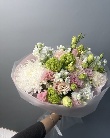 Зефирное облако из хризантем и эустомы с доставкой по Астане