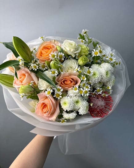 Нежный букет с персиковыми розами и протеей с доставкой по Астане