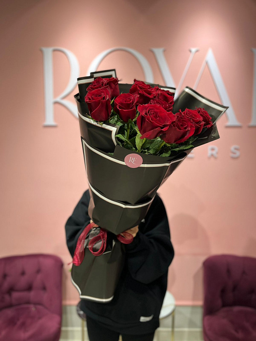 Букет из метровых красных роз в черном оформлений