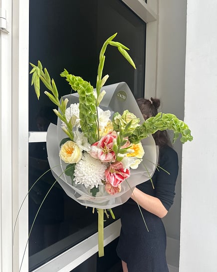 Большой асимметричный букет из роз, хризантем и амариллисов with delivery to Astana