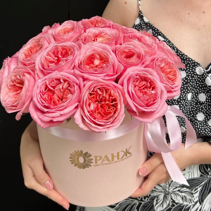 Bouquet of 25 peony roses in a box