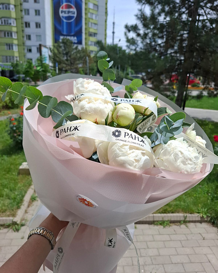 Белоснежные пионы с эвкалиптом с доставкой по Алматы