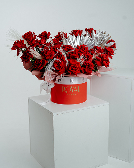 Красная коробка из роз с добавлением сухоцветов с доставкой по Таразе