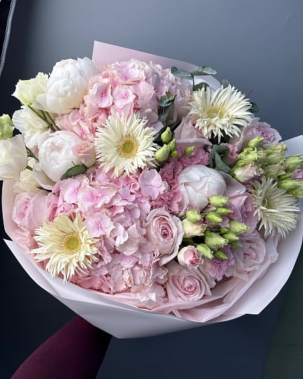 Зефирное облако из пионовидных роз и гортензий с доставкой по Астане