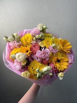 Солнечный микс с герберами и пионовидными розами
