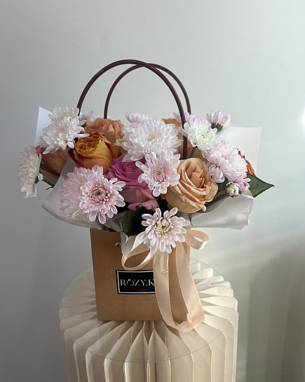 Букет из хризантем и роз в коробке with delivery to Astana