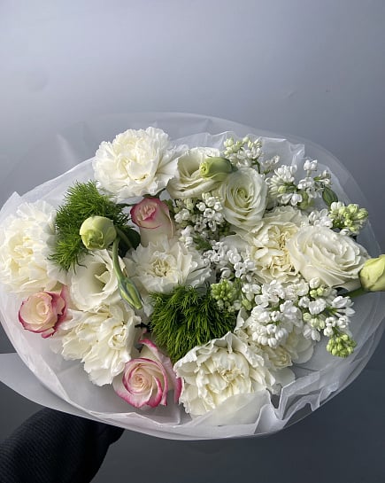 Нежный букет из белых гвоздик и роз с розовыми акцентами с доставкой по Астане