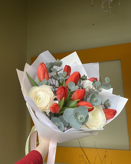 Яркие тюльпаны с нежными ранункулюсами с доставкой по Астане