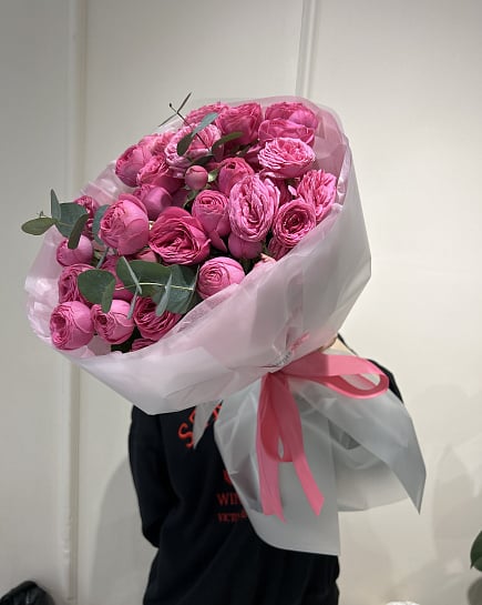 Розовый букет из пионовидных и кустовых роз с эвкалиптом с доставкой по Астане