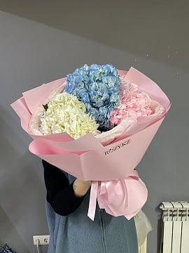 Букет из синих розовых и белых гортензий