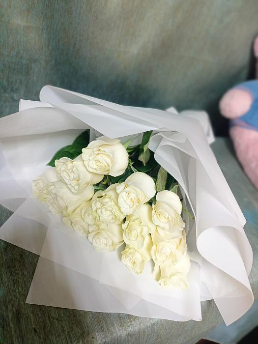 15 delicate white roses of premium mondial variety