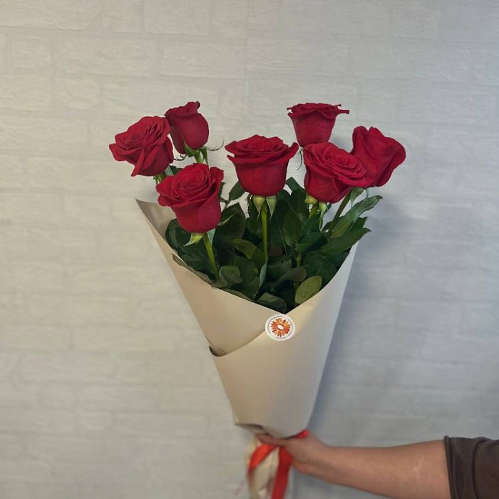 Bouquet of 7 long red roses 80 cm