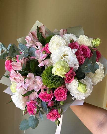 Круглый букет из белых и розовых роз и эустом with delivery to Astana