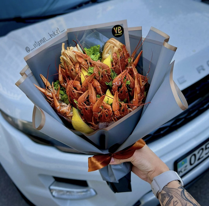 Men's bouquet of crayfish