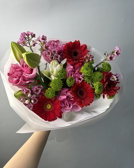 Яркий букет с герберами и пионовидной розой с доставкой по Астане
