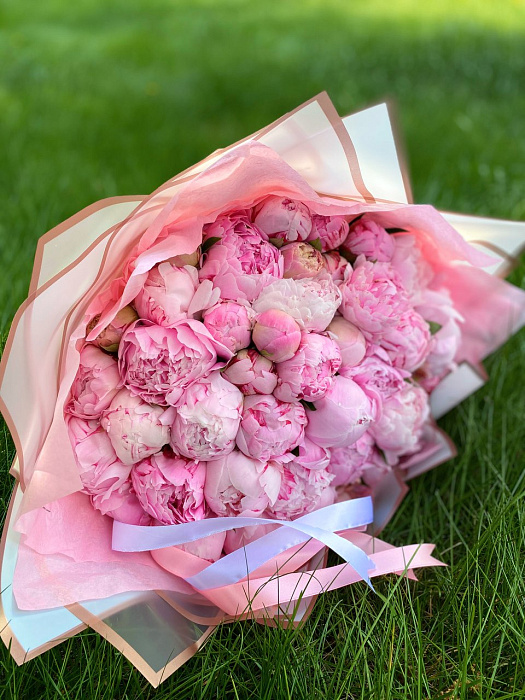 Chic bouquet of peonies