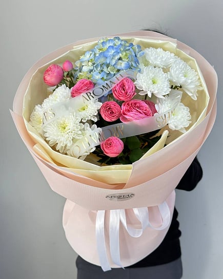 Bouquet of bush roses, hydrangeas and chrysanthemums with delivery to Astana