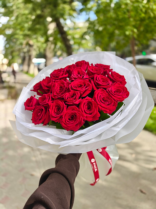 Красные и белые розы в круглой форме среднего размера, упакованные в белую пленку и бумагу. - купить в Астане с доставкой