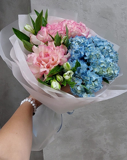 Круглый букет из синей гортензии и эустомы with delivery to Almaty