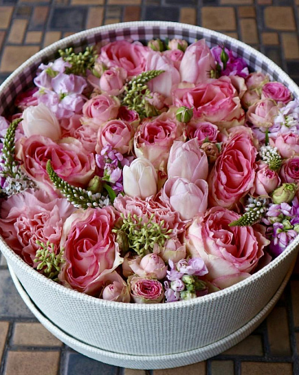 Цветы в коробке "Розовый рай" с доставкой по Экибастузе