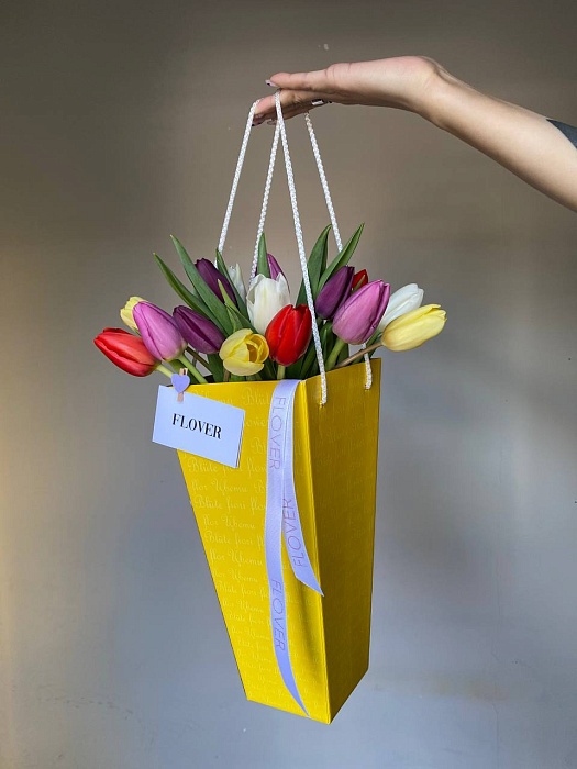 15 микс тюльпанов в коробке переноске