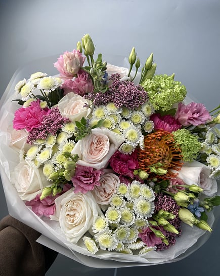 Романтичный микс с протеей и пионовидными розами с доставкой по Астане