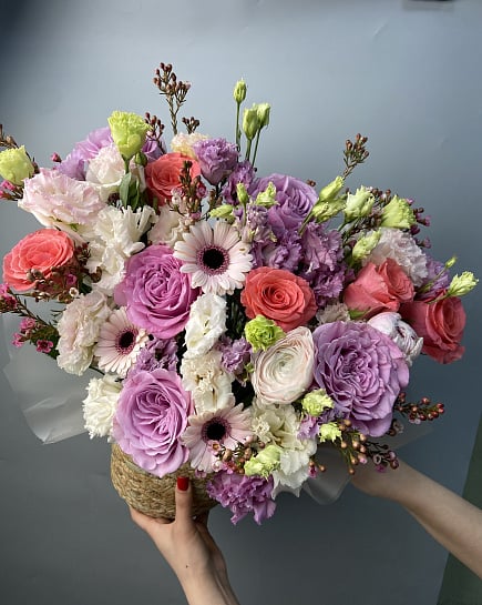 Нежный букет с пионовидными розами и ранункулюсом с доставкой по Астане