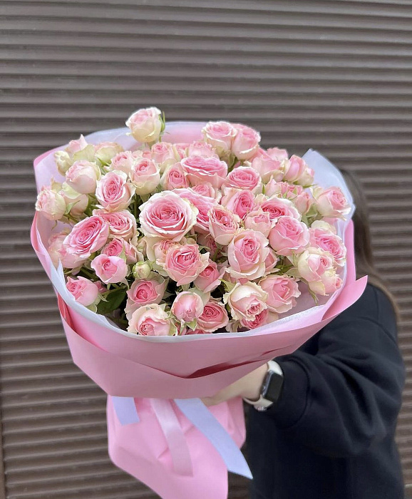 Delicate bouquet of spray roses