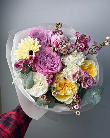 Нежный букет с пионовидными розами и герберой с доставкой по Астане