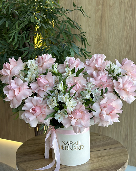 Dutch roses in a box with delivery to Aktau