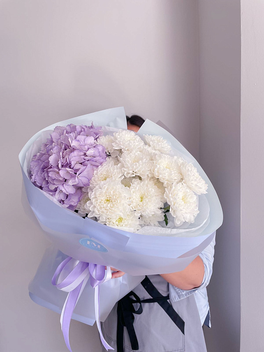 Bouquet of hydrangea and chrysanthemums