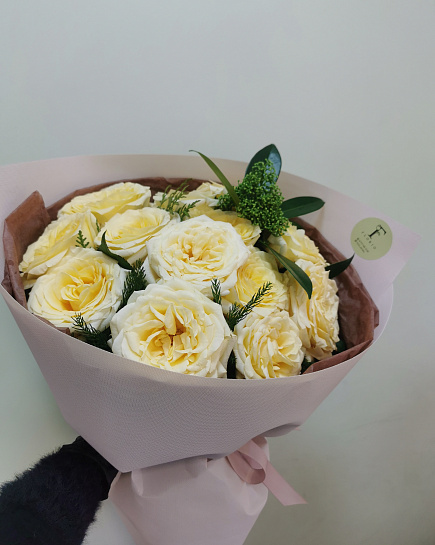 В букете сортовые голландские розы скимия с доставкой по Алматы