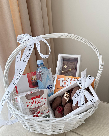 Basket with sweets 