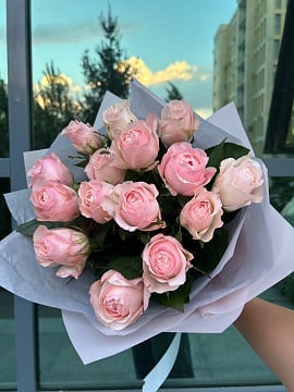 Букет из розовых роз среднего размера