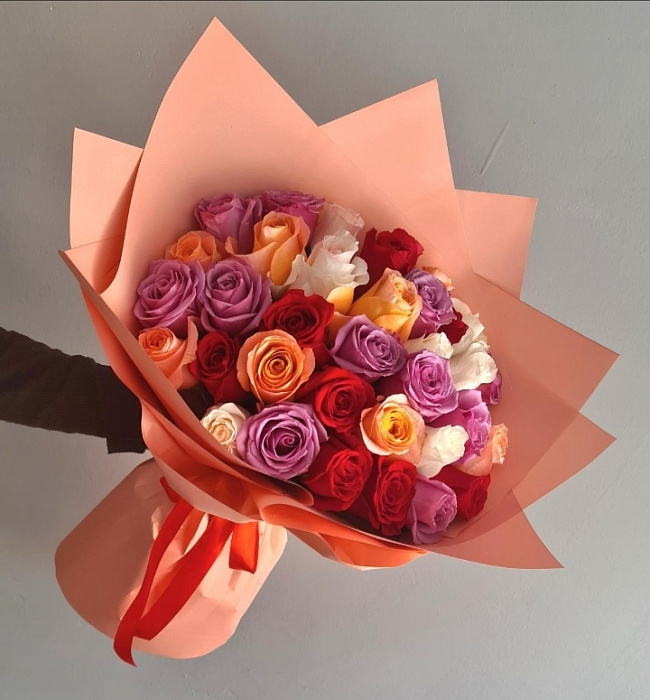 33 mix roses in coral decoration