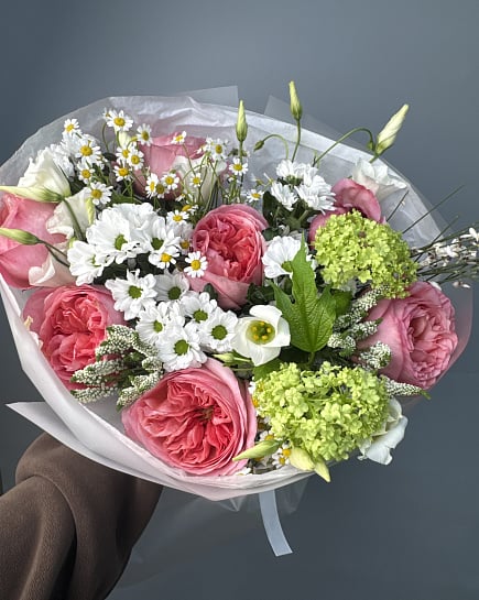 Нежный букет с пионовидными розами и ромашками с доставкой по Астане