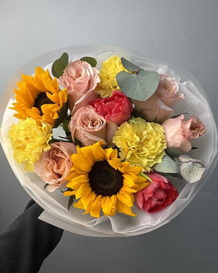 Солнечный букет с подсолнухами и пионовидными розами с доставкой по Астане