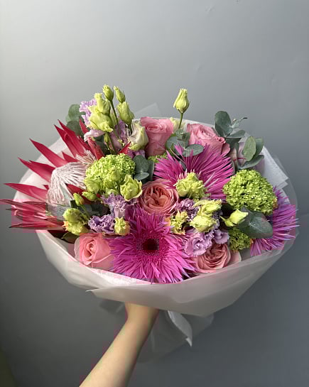 Экзотическая грация с протеей и пионовидными розами с доставкой по Астане